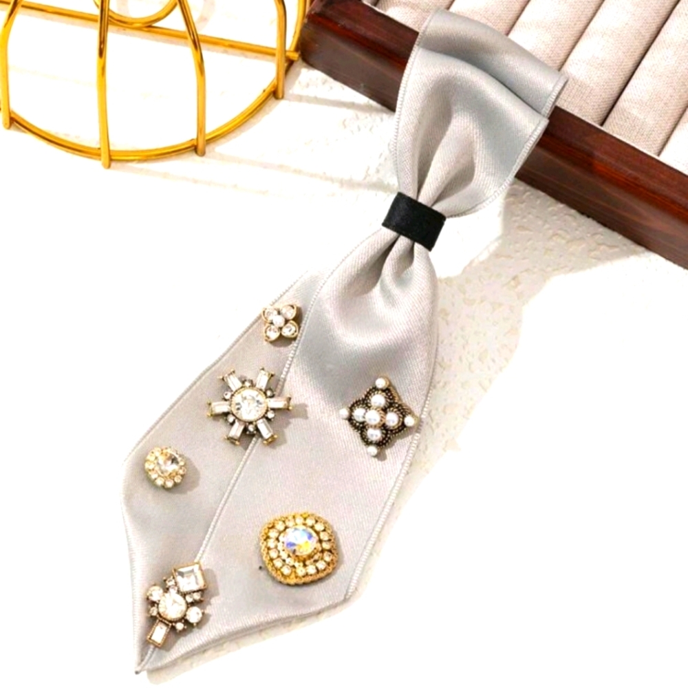 Elegant Design Alloy Royal Emblem Rhinestone Lady Brooch